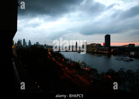 Visualizza in basso sul Fiume Tamigi a Victoria Embankment per Blackfriars Bridge e la città di Londra, Regno Unito Foto Stock