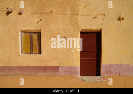 Una piccola casa colorati nel villaggio sahariana di Balat nel deserto occidentale del Sahara, Dakhla Oasis, Nuova Valle Governatorato, Egitto. Foto Stock
