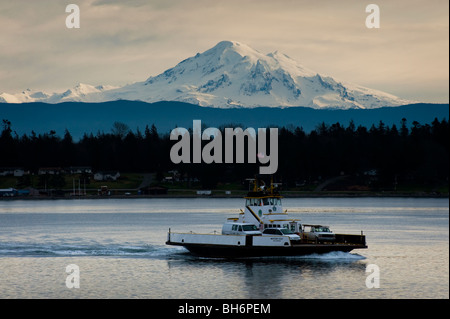 Il Lummi Island Ferry rende la corsa da Gooseberry punto sulla Lummi Indian Reservation, Lummi Island. Mt. Baker anche visto Foto Stock