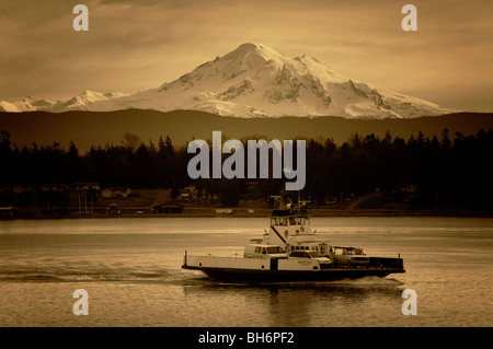 Il Lummi Island Ferry rende la corsa da Gooseberry punto sulla Lummi Indian Reservation, Lummi Island. Mt. Baker anche visto Foto Stock