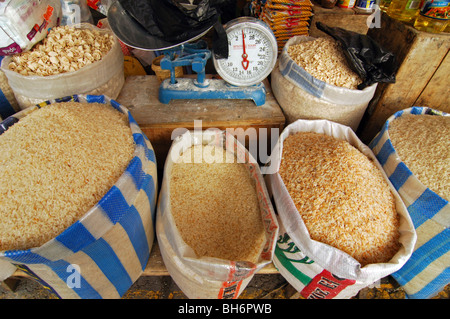 Ecuador, Saquisili, sacchi di cereali e di riso sul display in stallo alimentare al mercato Foto Stock