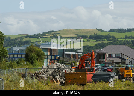 Lavori di costruzione nella periferia di Aberystwyth, il Galles con la nuova Assemblea del Galles edificio in background. Foto Stock