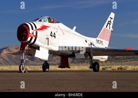 FJ-4B Fury si siede su asfalto al sole del mattino al posto campo nei pressi di Reno, Nevada. Foto Stock