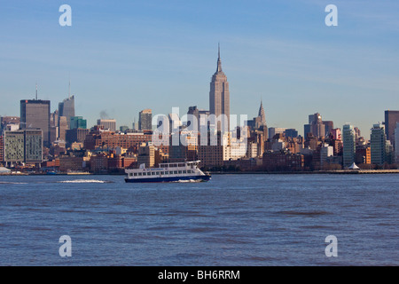 NY Vie navigabili Ferry e dello Skyline di Manhattan, New York City Foto Stock