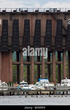 Attracco storico americano Lower ore Dock Harbor Marquette nel Michigan Stati Uniti d'America yacht da cantiere del lago superiore dei grandi Laghi ad angolo basso verticale ad alta risoluzione Foto Stock