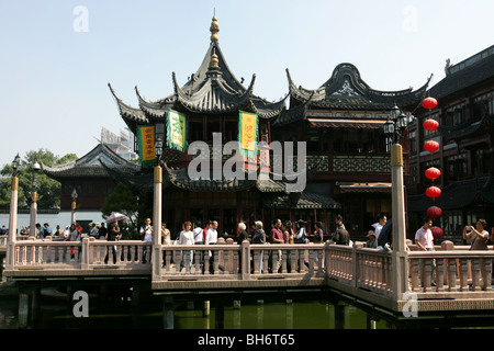 Il Giardino di Yuyuan è un famoso giardino classico situato in Anren Jie nella città di Shanghai. Foto Stock