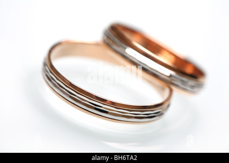 Gli anelli di nozze di oro giallo e oro bianco con diamanti a taglio di vetro bianco. Foto Stock