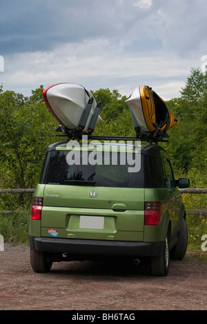 Portabagagli per auto ecologiche americane parcheggiata con kayak nel Michigan negli Stati Uniti stile di vita degli Stati Uniti nessuno verticale ad alta risoluzione Foto Stock