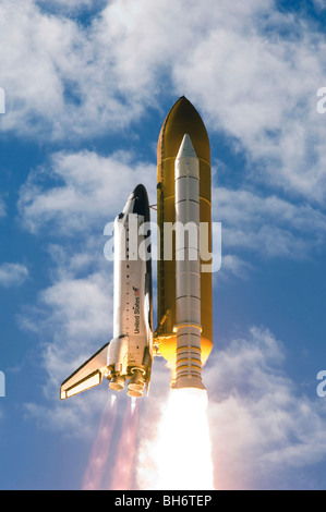 Lo Space Shuttle Atlantis si solleva dalla sua rampa di lancio presso il Kennedy Space Center, Florida. Foto Stock