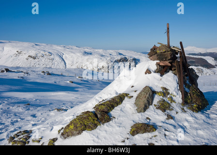 Coperta di neve cairn sul vertice di acciaio è sceso, Lake District, Cumbria, Regno Unito Foto Stock