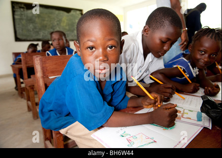 I bambini di scrivere messaggi agli sponsor nel Regno Unito. Scuola Condoma. Sierra Leone Foto Stock