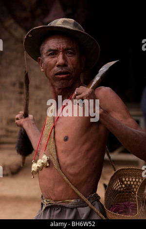 Konyak uomo, Shiyong, Mon distretto, Nagaland, India Foto Stock