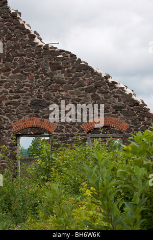 Vecchia casa abbandonata Quincy Mine Hancock Upper Peninsula Michigan negli Stati Uniti paesaggio distrutto Vista frontale nessuno verticale ad alta risoluzione Foto Stock