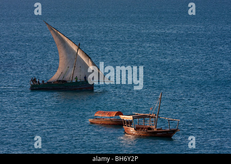 Zanzibar, Tanzania. Dhow in porto, vele latine. Foto Stock