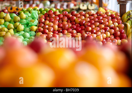 Frutta fresca in vendita presso il fruttivendolo shop Foto Stock