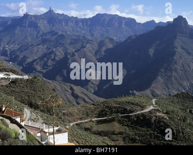 Artenara Gran Canaria Isole Canarie Spagna Europa. Vista di Roque Nublo e il Roque Bentaiga attraverso il Barranco de Tejeda Foto Stock