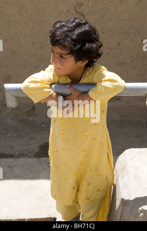 6 anno vecchia ragazza orfani accuditi da una madre adottiva nel centro di Kabul in Afghanistan Foto Stock