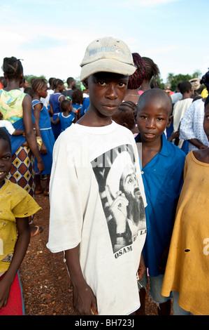 Giovane Osama Bin Laden t-shirt presso il Village meeting città di ONG in Sierra Leone Foto Stock