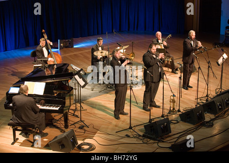 BUDAPEST - 30 dicembre: Benko Dixieland Band esegue sul palco a MuPa Foto Stock