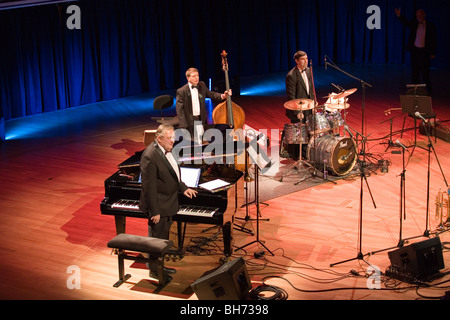 BUDAPEST - 30 dicembre: Benko Dixieland Band esegue sul palco a MuPa Foto Stock