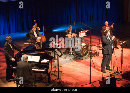 BUDAPEST - 30 dicembre: Benko Dixieland Band esegue sul palco a MuPa Foto Stock