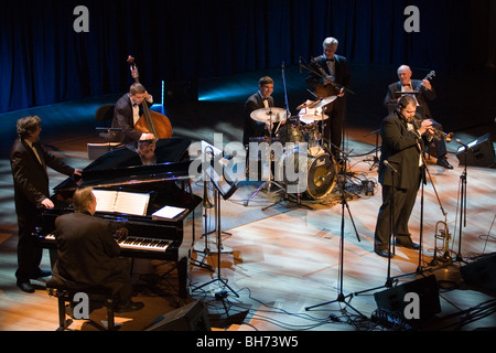 BUDAPEST - 30 dicembre: Benko Dixieland Band esegue sul palco a MuPa Foto Stock