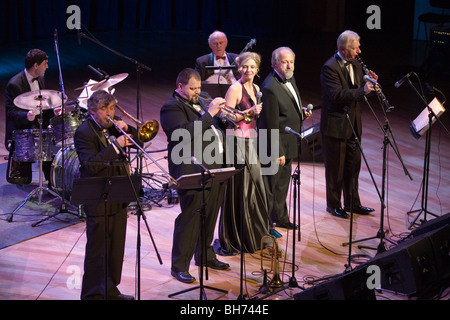 BUDAPEST - 30 dicembre: Benko Dixieland Band esegue sul palco a MuPa Foto Stock