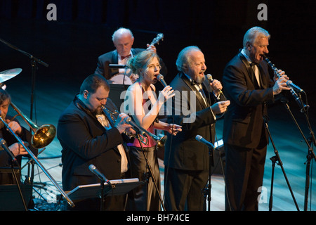 BUDAPEST - 30 dicembre: Benko Dixieland Band esegue sul palco a MuPa Foto Stock