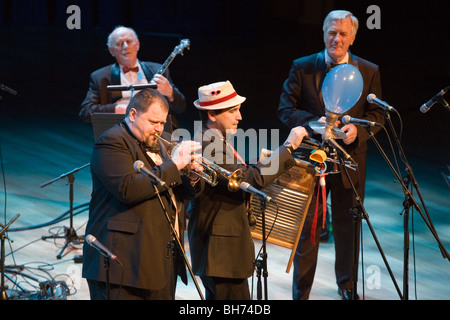 BUDAPEST - 30 dicembre: Benko Dixieland Band esegue sul palco a MuPa Foto Stock