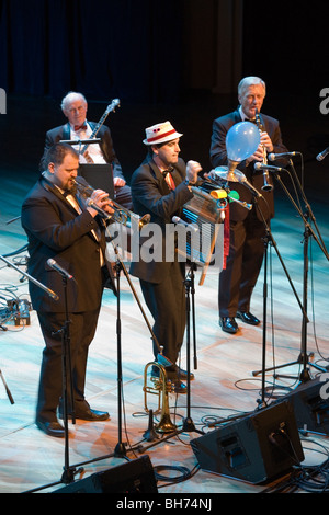 BUDAPEST - 30 dicembre: Benko Dixieland Band esegue sul palco a MuPa Foto Stock