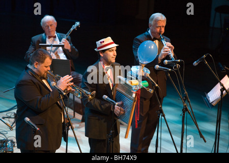 BUDAPEST - 30 dicembre: Benko Dixieland Band esegue sul palco a MuPa Foto Stock