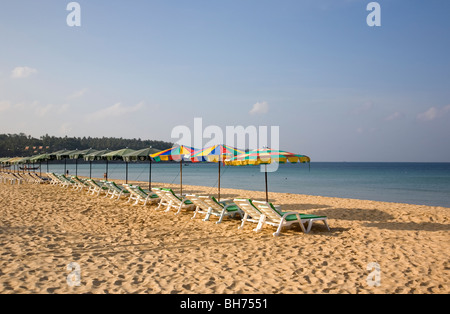 Karon Beach lettini e ombrelloni - Phuket Foto Stock