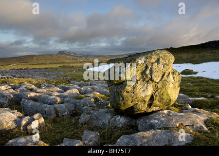 Un irregolare di roccia calcare sulla pavimentazione in pietre Winskill, vicino a stabilirsi in Yorkshire Dales, guardando verso Penyghent Foto Stock