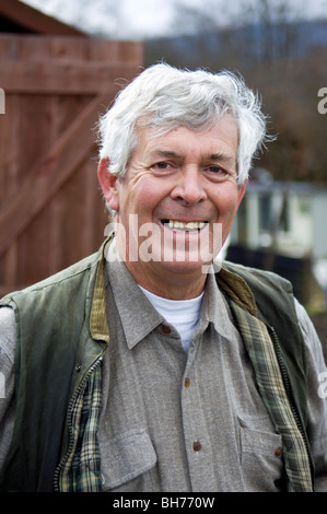 La radio e la TV personality Terry Walton sul suo riparto nella Rhondda Valley, South Wales, Regno Unito. Foto Stock