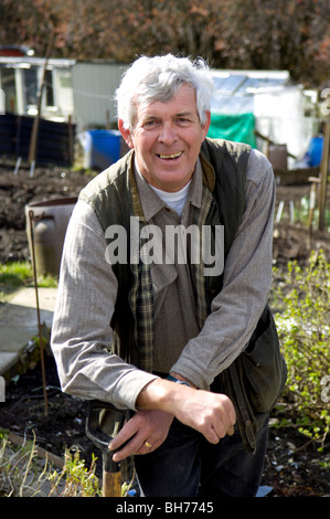 La radio e la TV personality Terry Walton sul suo riparto nella Rhondda Valley, South Wales, Regno Unito. Foto Stock