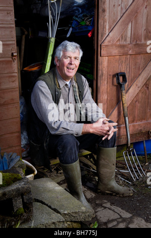 La radio e la TV personality Terry Walton sul suo riparto nella Rhondda Valley, South Wales, Regno Unito. Foto Stock
