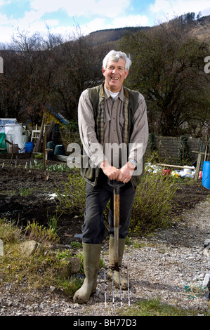 La radio e la TV personality Terry Walton sul suo riparto nella Rhondda Valley, South Wales, Regno Unito. Foto Stock