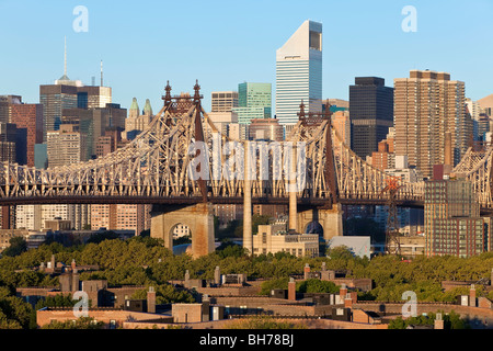 Stati Uniti d'America, New York, Queensboro Bridge, skyline di Manhattan vista dal Queens - illuminato all'alba Foto Stock