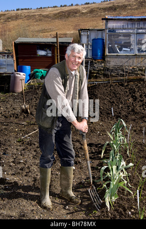 La radio e la TV personality Terry Walton sul suo riparto nella Rhondda Valley, South Wales, Regno Unito. Foto Stock