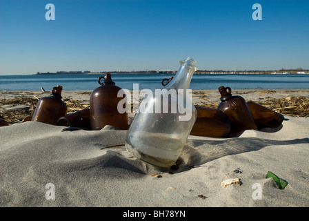 I detriti e artefatti lavare fino sulla spiaggia di Isola sterile in Dead Horse Bay nel gateway National Recreation Area in New York Foto Stock