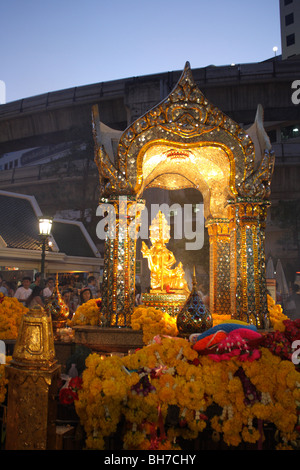 Erawan indù santuario un indù santuario a Bangkok, in Thailandia, che ospita una statua di Phra Phrom. Foto Stock