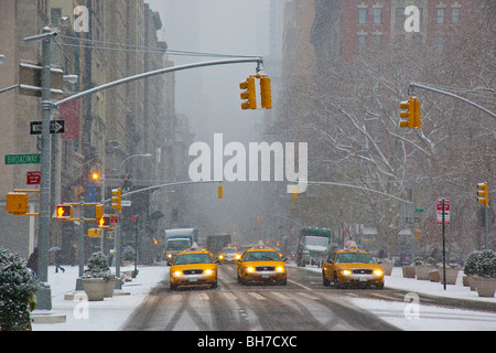 I taxi a Manhattan durante una tempesta di neve, New York City Foto Stock