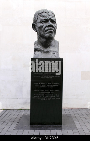 Busto di Nelson Mandela al di fuori del Royal Festival Hall di Londra Foto Stock