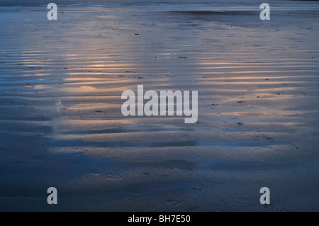 Riflessi di rosa le nuvole di neve in ondulazioni sabbiose, Poppit Sands Beach, St Dogmaels, Pembrokeshire, Wales, Regno Unito Foto Stock