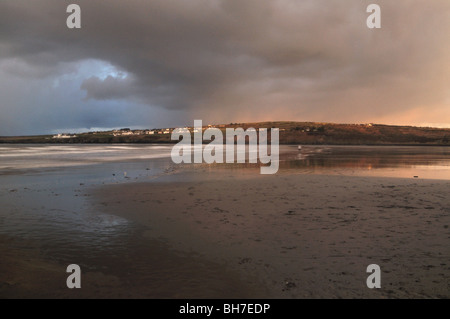 Riflessi di rosa le nuvole di neve in sabbia, Poppit Sands Beach, St Dogmaels, Pembrokeshire, Wales, Regno Unito Foto Stock