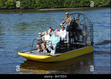 I turisti su una barca di aria in Everglades della Florida USA Foto Stock