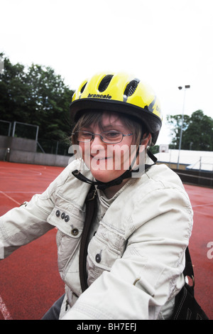 Una donna con problemi di apprendimento è un andare a cavallo di un triciclo, come parte di un Sport possibilità giorno North Yorkshire. Modello RELEAS Foto Stock