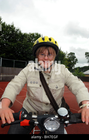 Una donna con problemi di apprendimento è un andare a cavallo di un triciclo, come parte di un Sport possibilità giorno North Yorkshire. Modello RELEAS Foto Stock