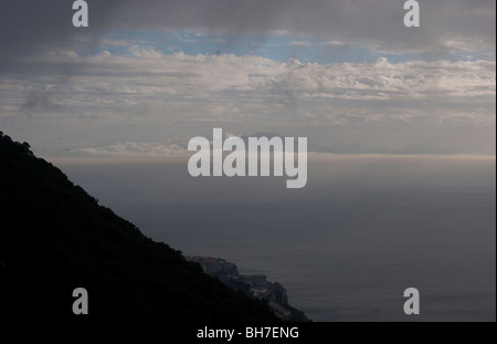 Vista dello Stretto di Gibilterra e il Rif Mountains in Marocco dalla Rocca di Gibilterra Foto Stock