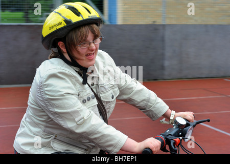 Una donna con problemi di apprendimento è un andare a cavallo di un triciclo, come parte di un Sport possibilità giorno North Yorkshire. Modello RELEAS Foto Stock